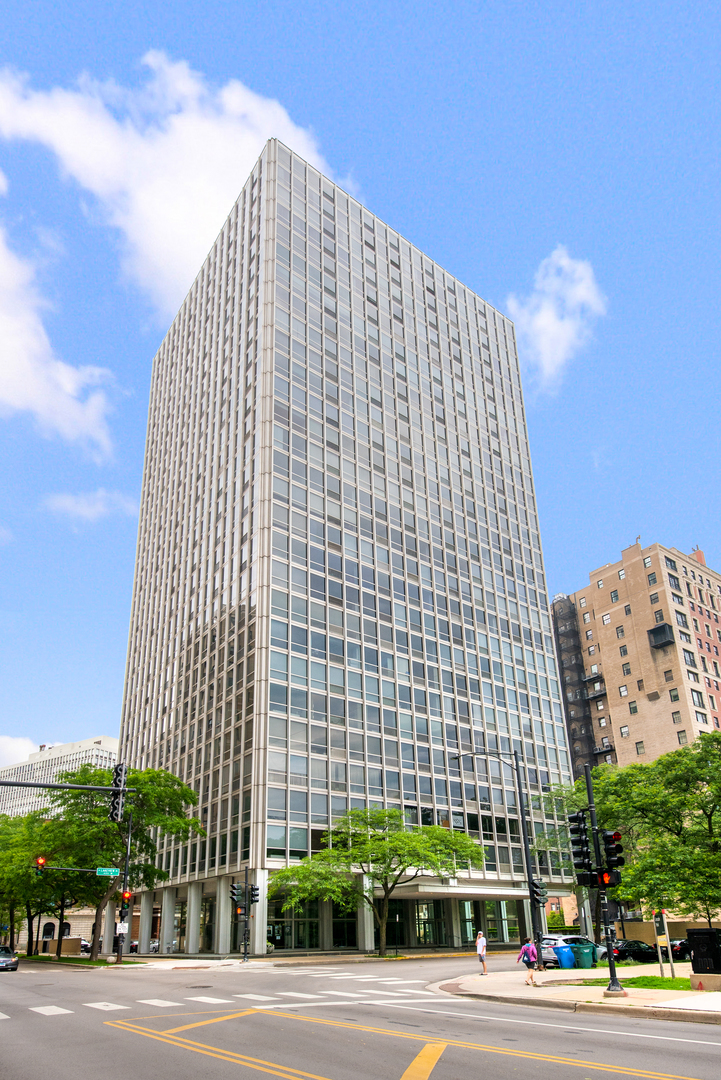 2400 N Lakeview Avenue Unit: 1008