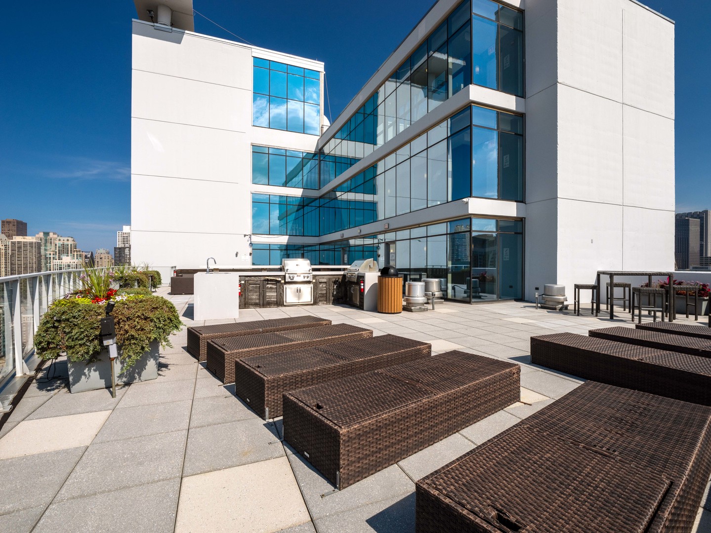 303 W OHIO Street Unit: 2202