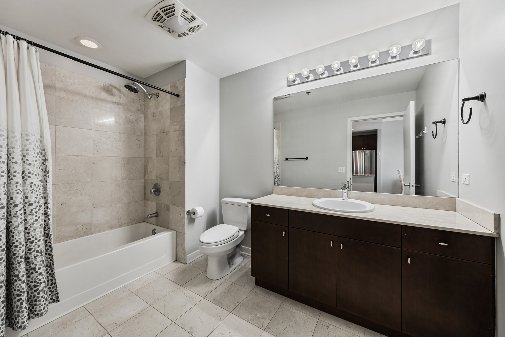 303 W OHIO Street Unit: 2008