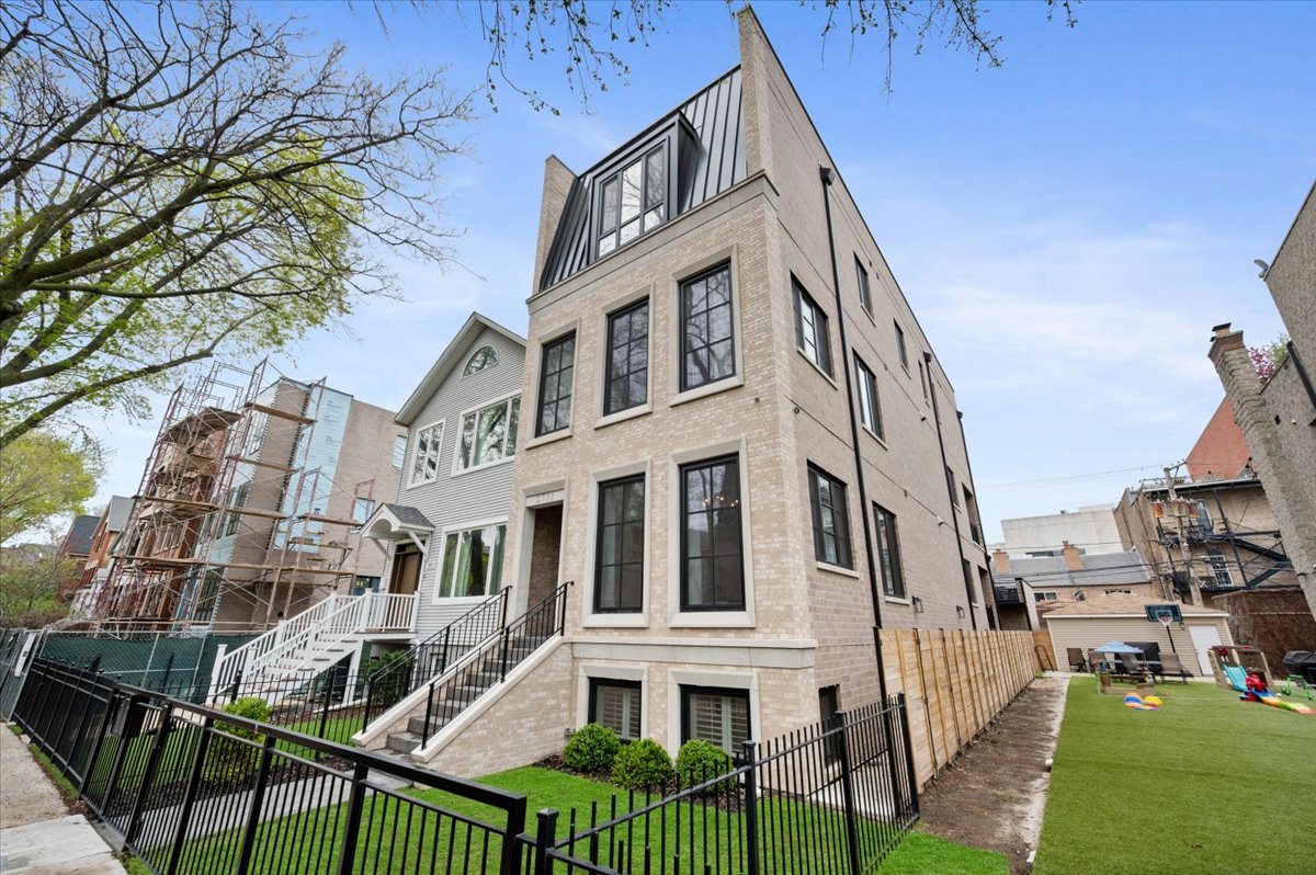 2711 N Dayton Street Unit: 1