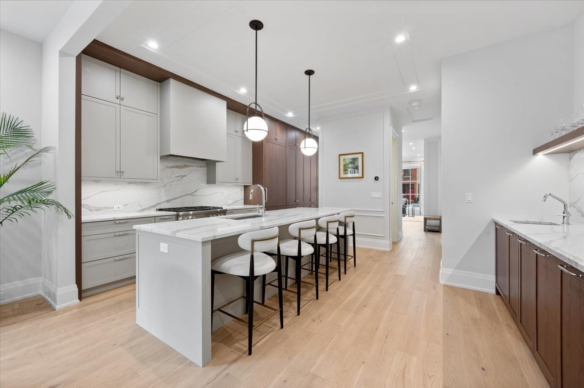 2711 N Dayton Street Unit: 1