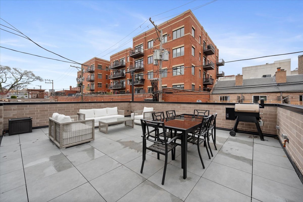 2711 N Dayton Street Unit: 1