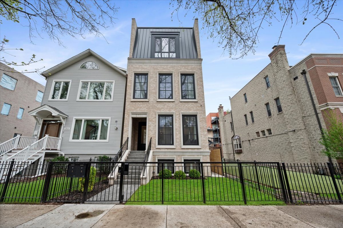 2711 N Dayton Street Unit: 1