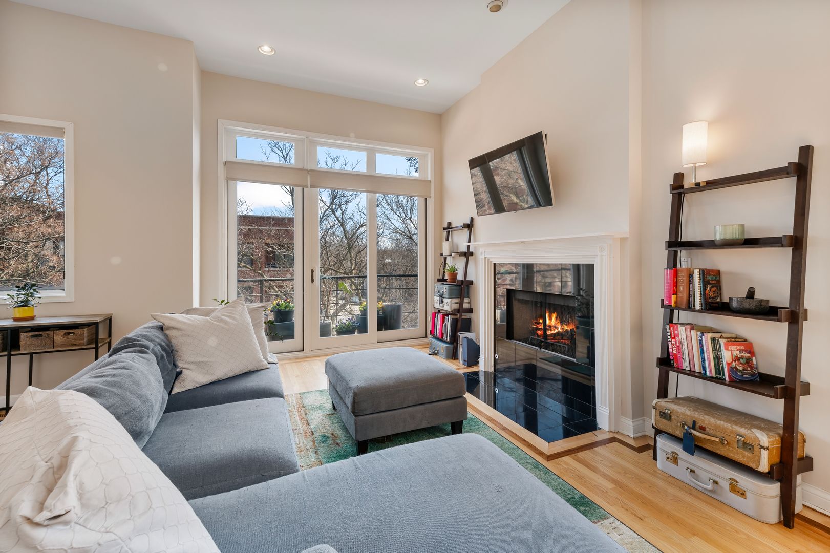 832 N Washtenaw Avenue Unit: 3