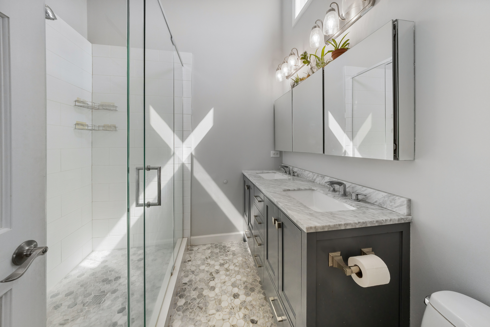 832 N Washtenaw Avenue Unit: 3