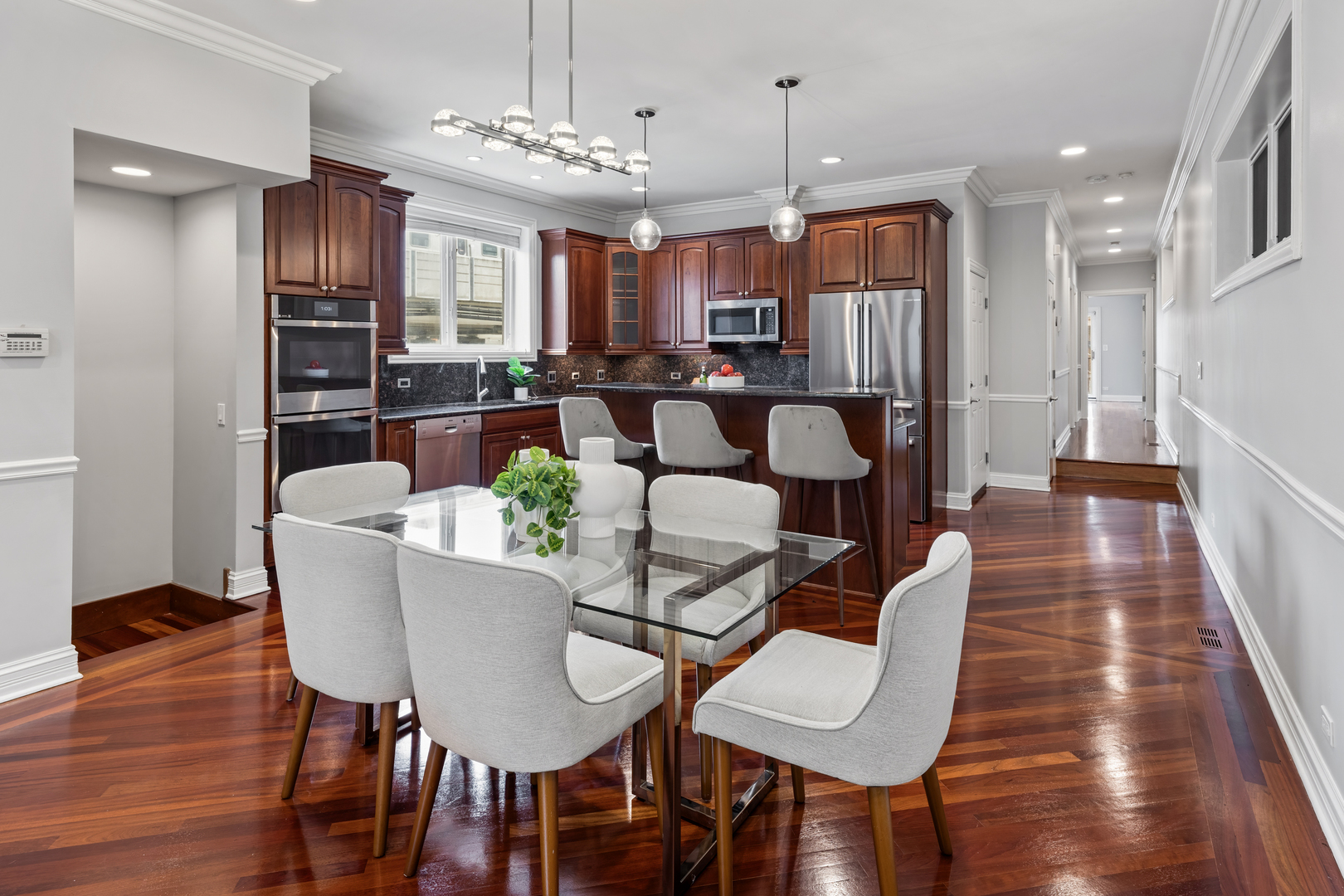 932 W BARRY Avenue Unit: 1