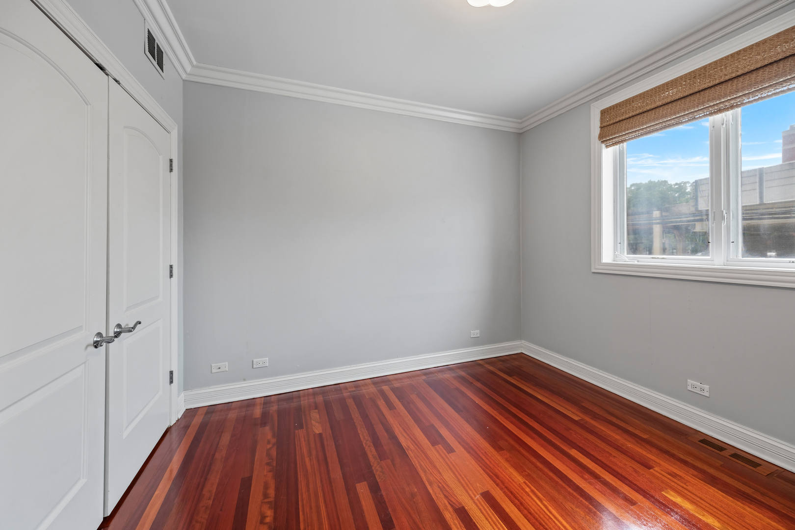 932 W BARRY Avenue Unit: 1