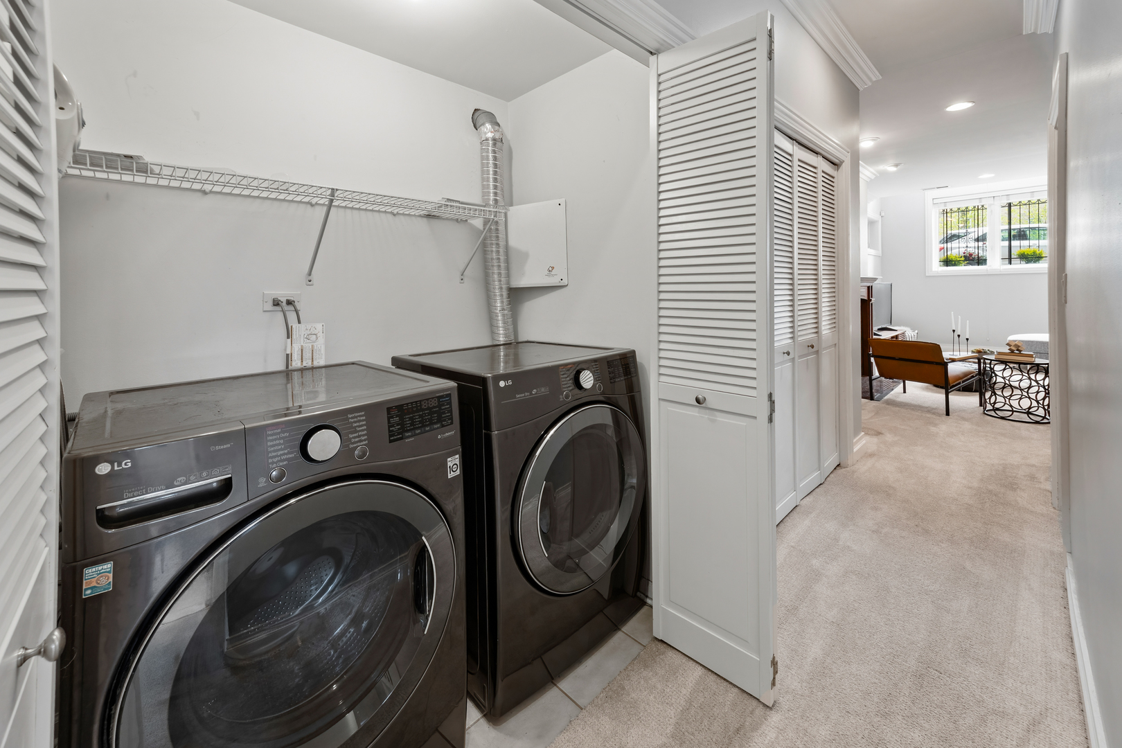932 W BARRY Avenue Unit: 1