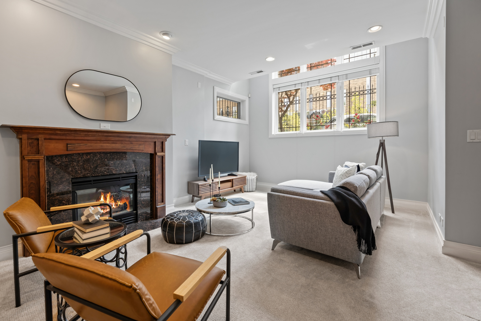 932 W BARRY Avenue Unit: 1