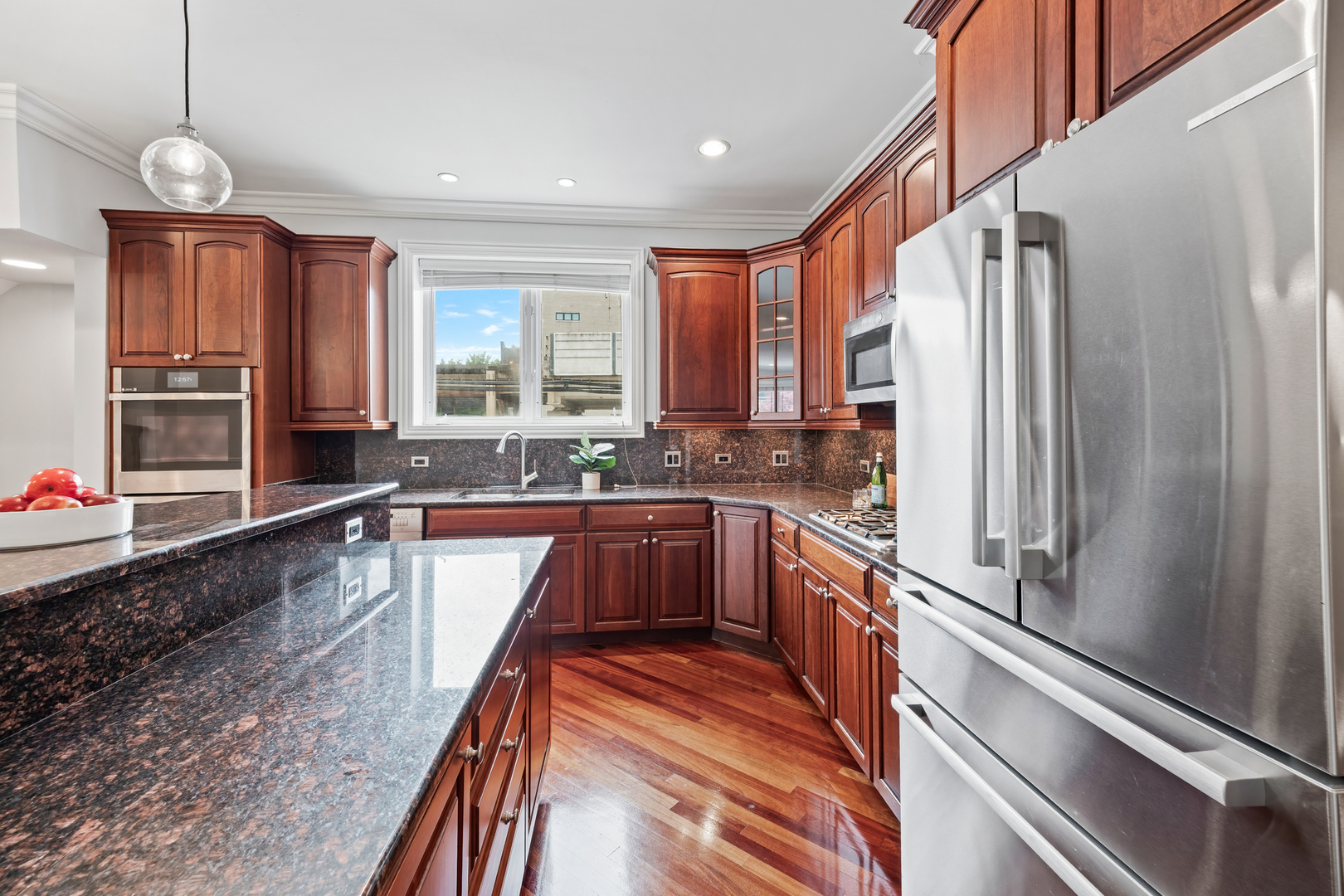 932 W BARRY Avenue Unit: 1