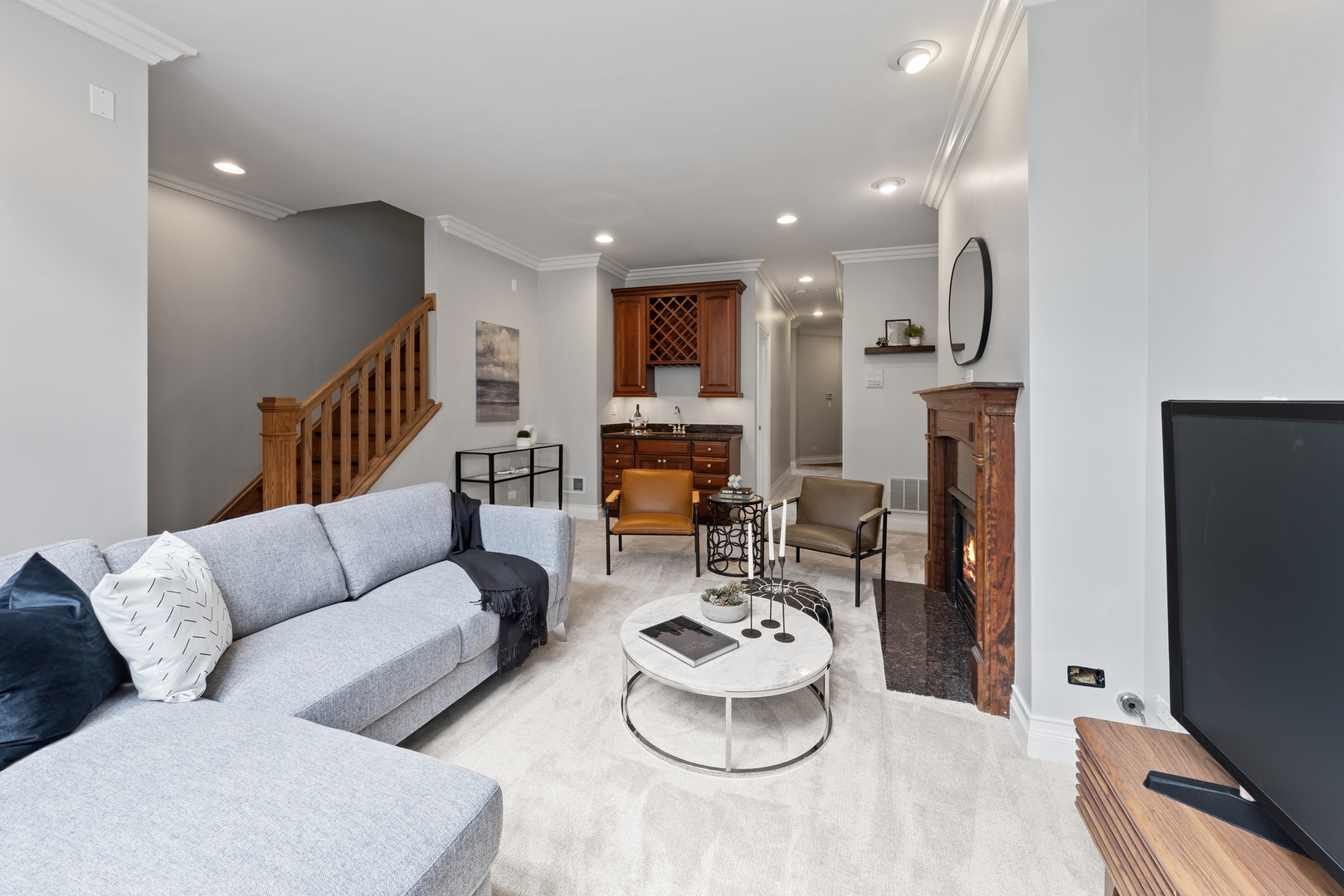 932 W BARRY Avenue Unit: 1