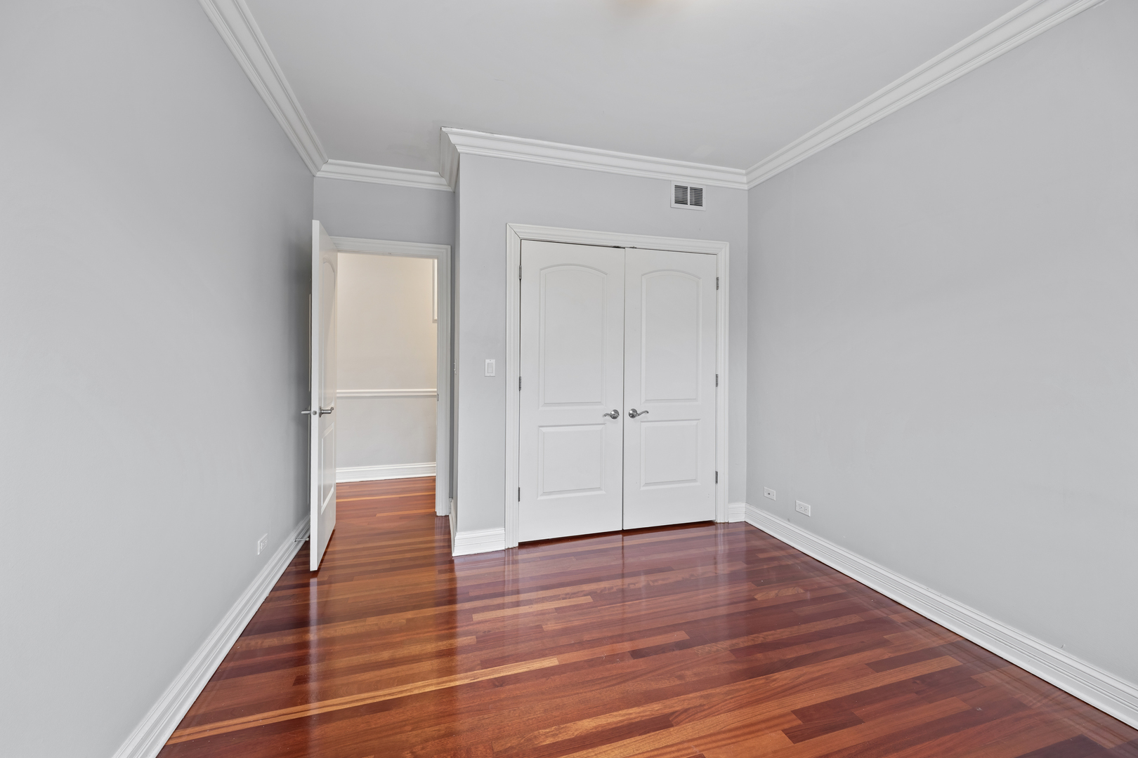 932 W BARRY Avenue Unit: 1