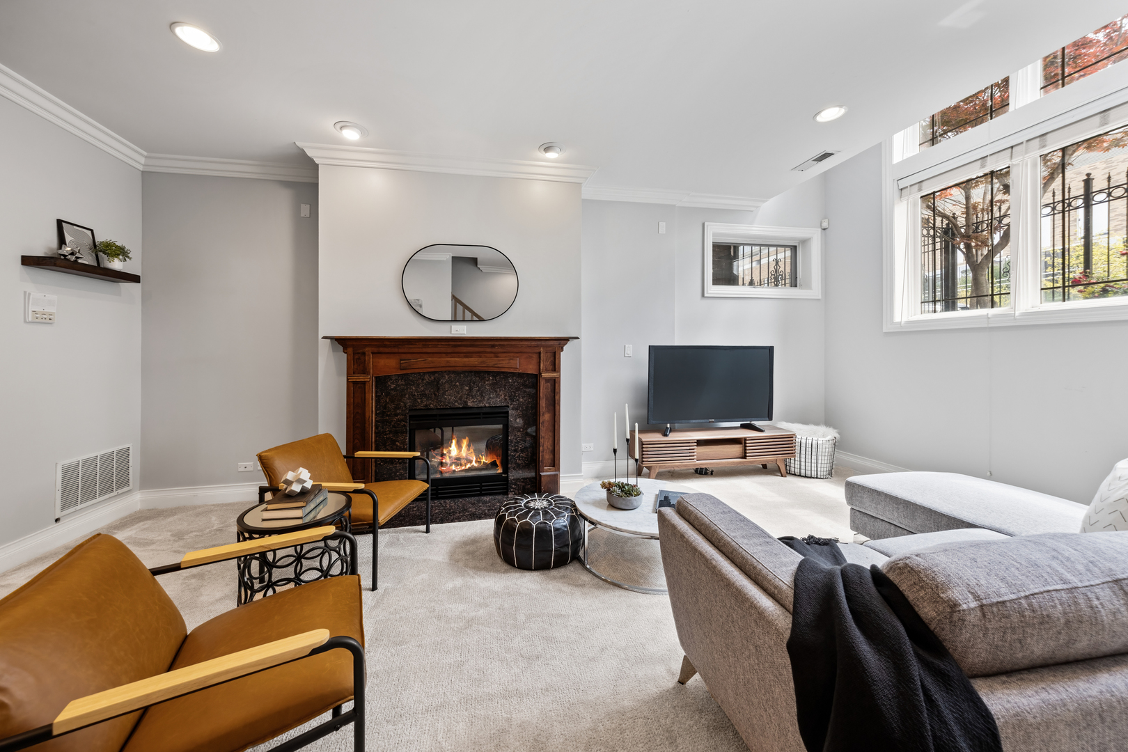 932 W BARRY Avenue Unit: 1