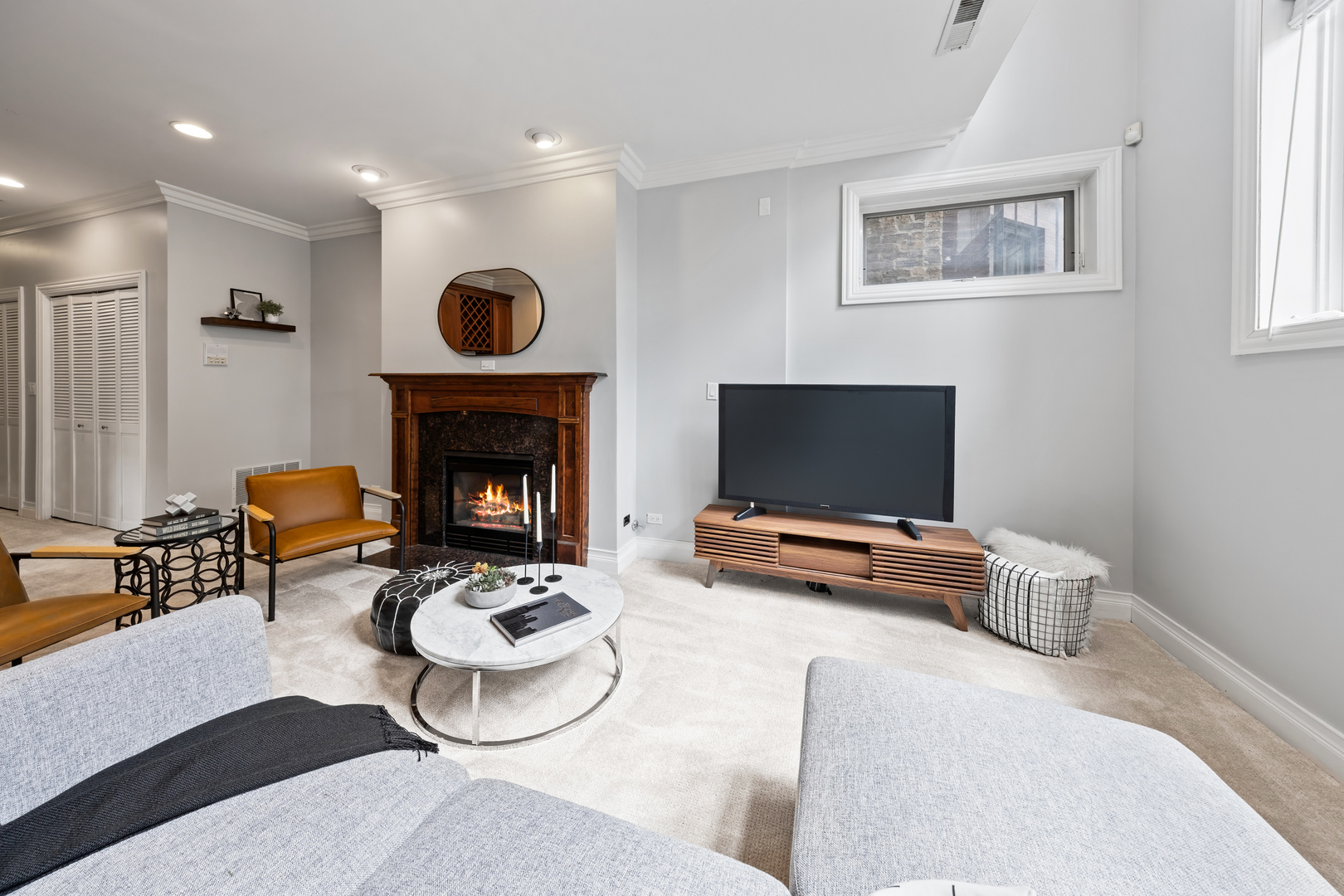 932 W BARRY Avenue Unit: 1