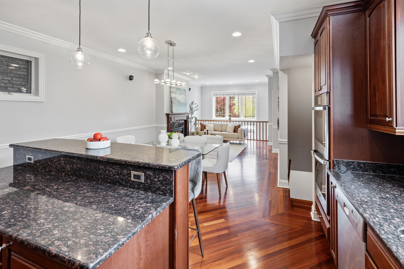 932 W BARRY Avenue Unit: 1
