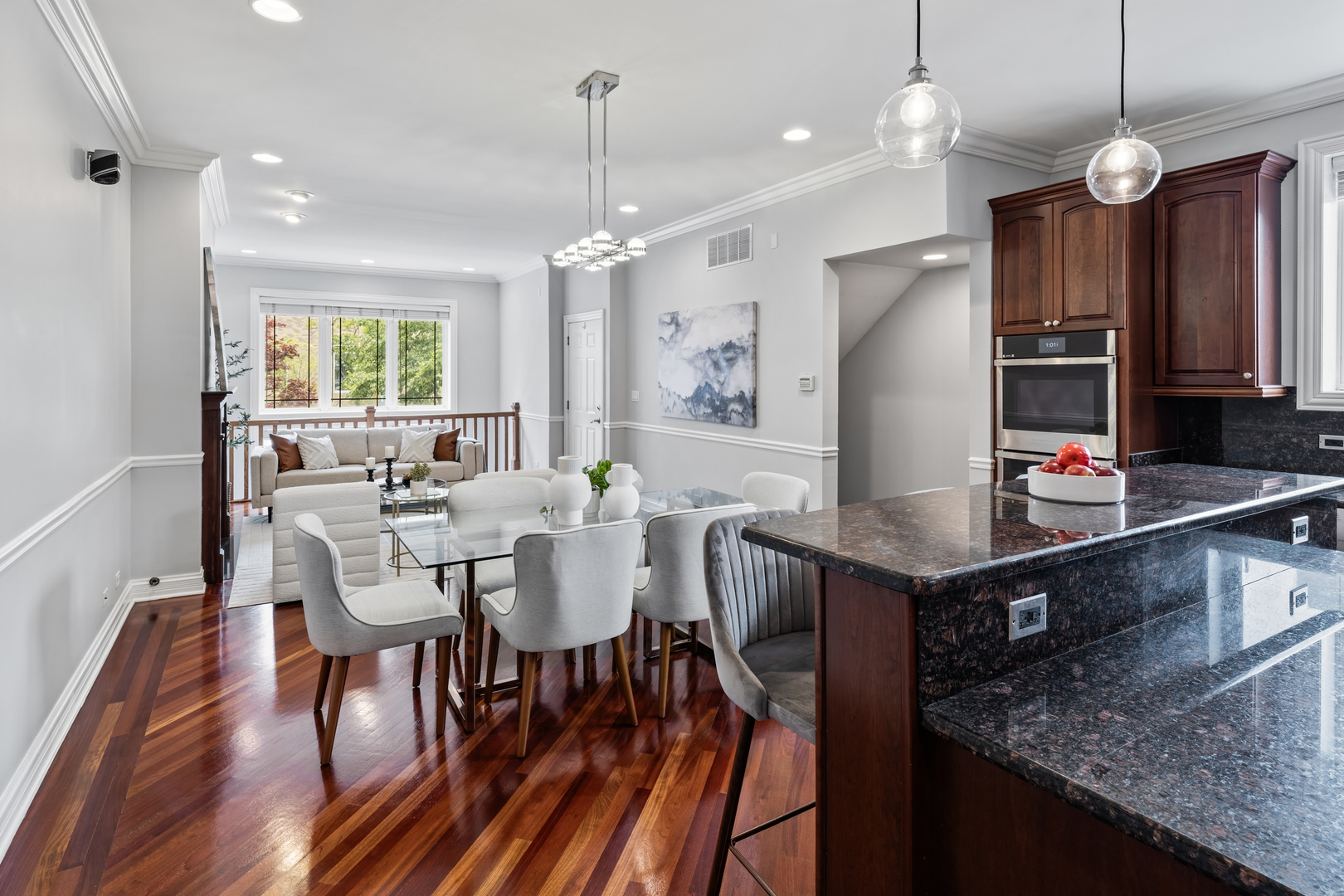 932 W BARRY Avenue Unit: 1