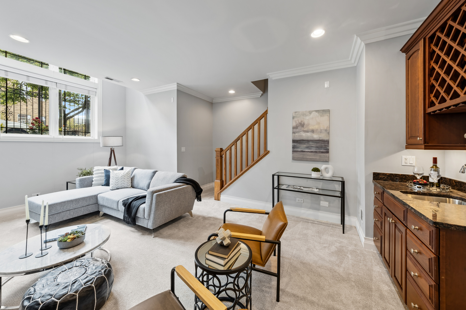 932 W BARRY Avenue Unit: 1