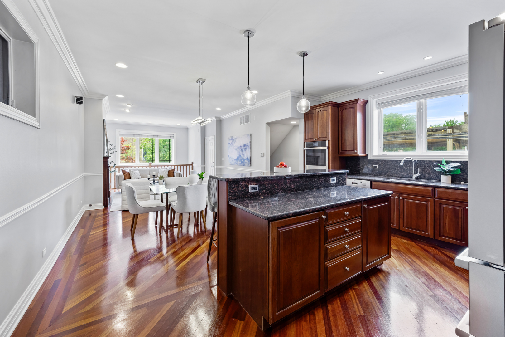 932 W BARRY Avenue Unit: 1