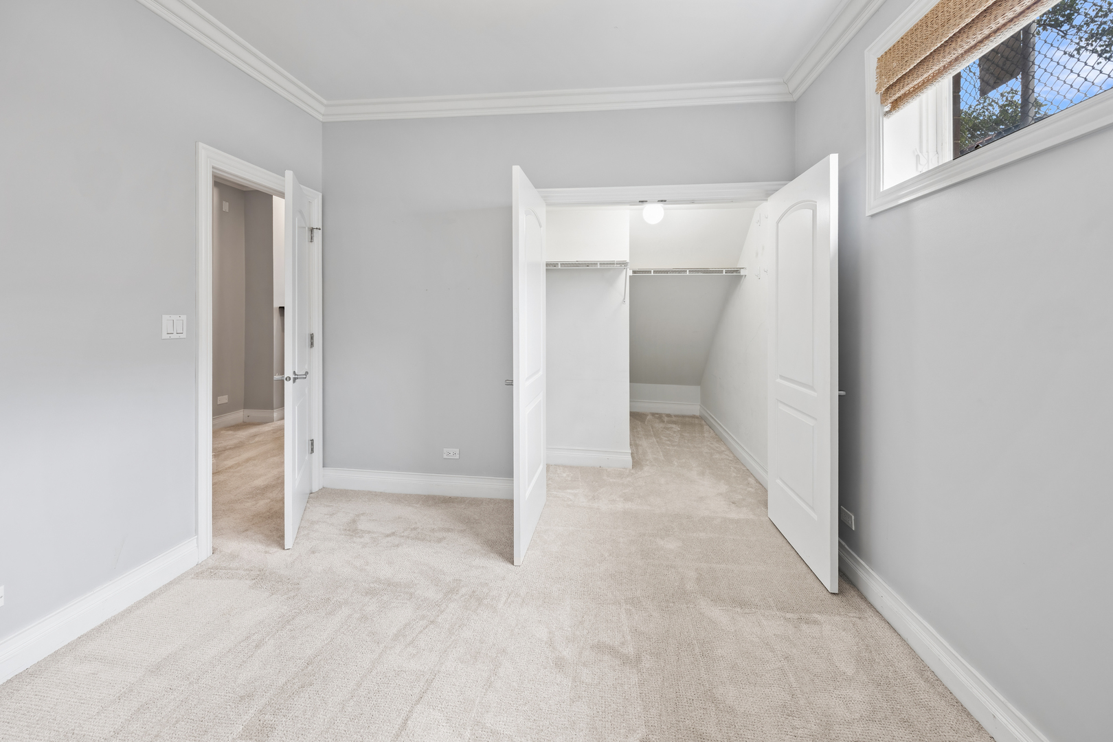 932 W BARRY Avenue Unit: 1