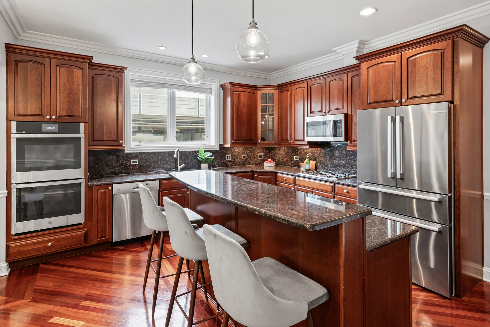 932 W BARRY Avenue Unit: 1
