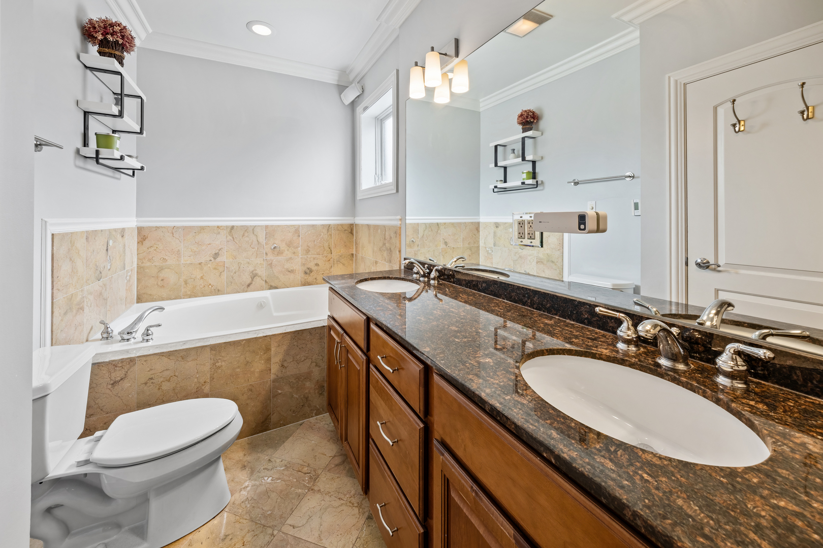 932 W BARRY Avenue Unit: 1