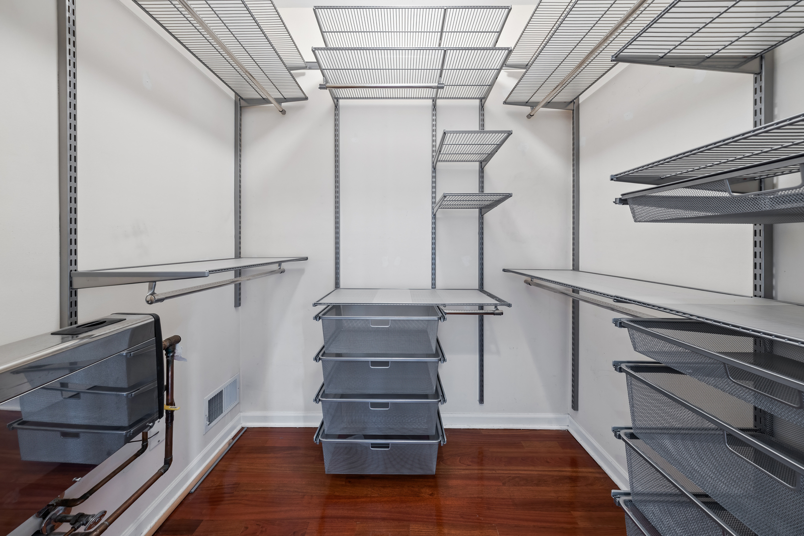 932 W BARRY Avenue Unit: 1