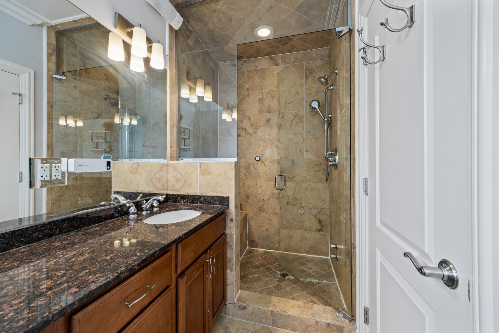 932 W BARRY Avenue Unit: 1