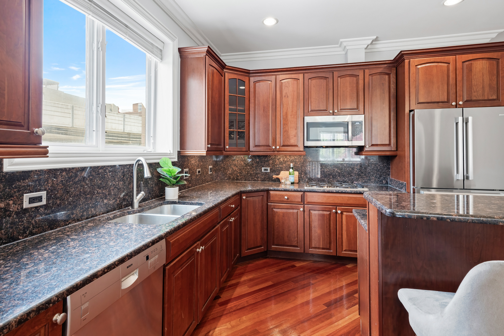 932 W BARRY Avenue Unit: 1