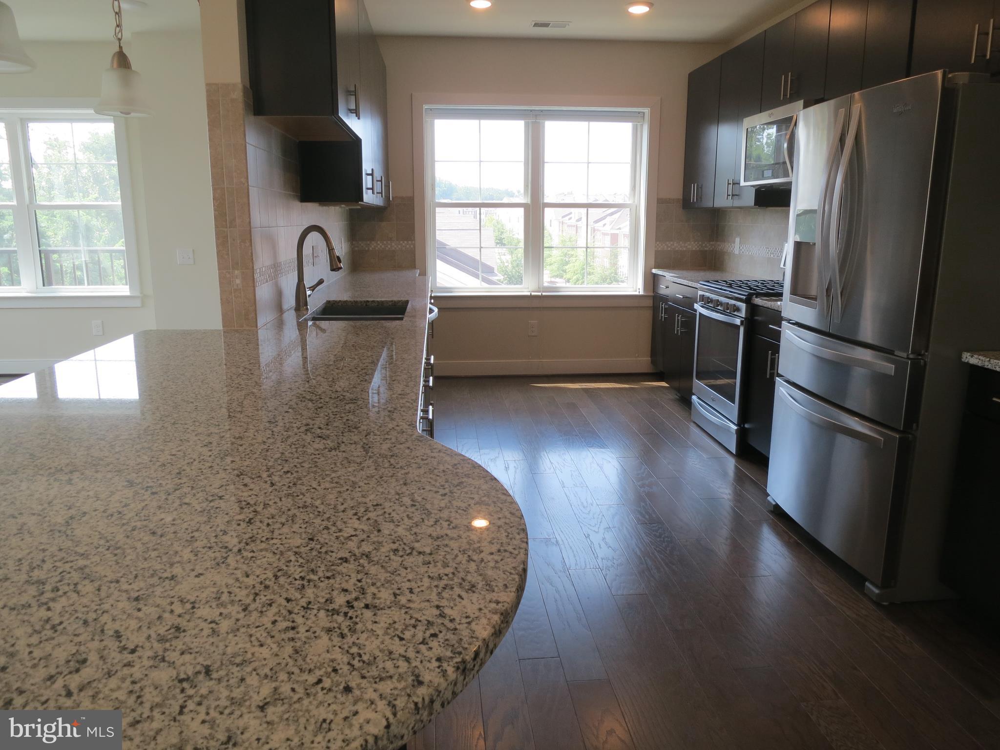 2907 BLEEKER ST #405