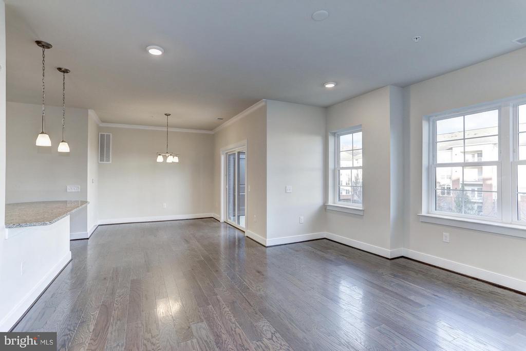 2907 BLEEKER ST #405