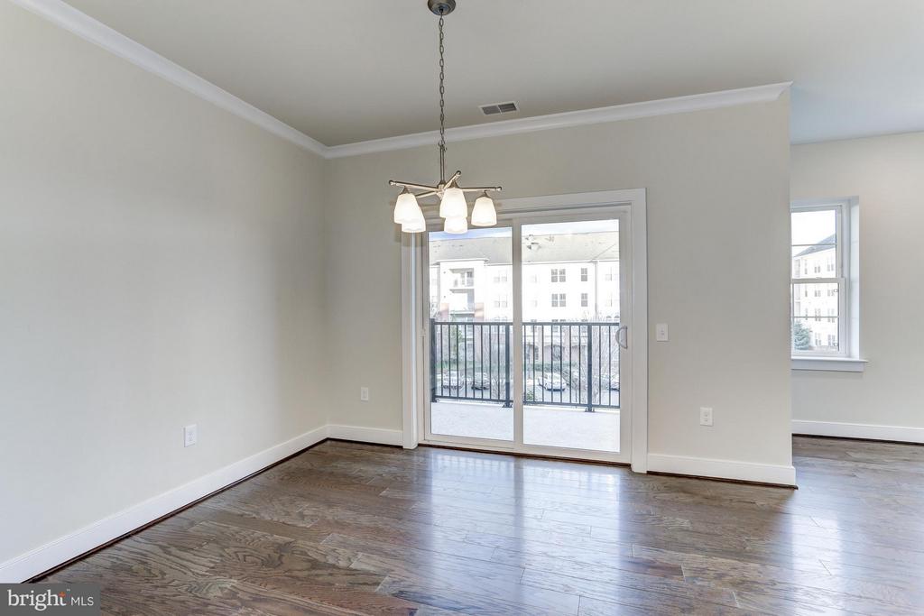 2907 BLEEKER ST #405