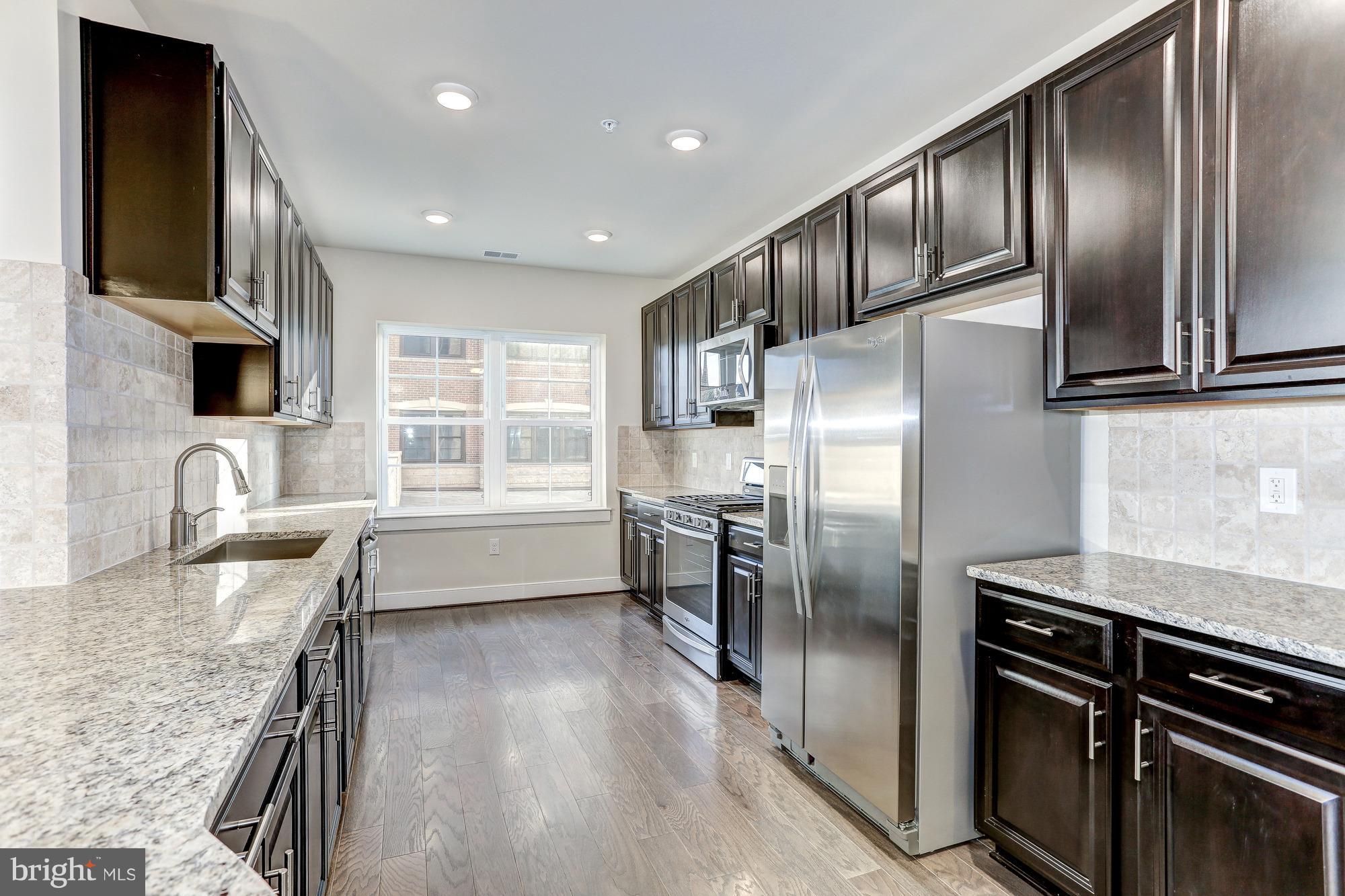 2907 BLEEKER ST #405