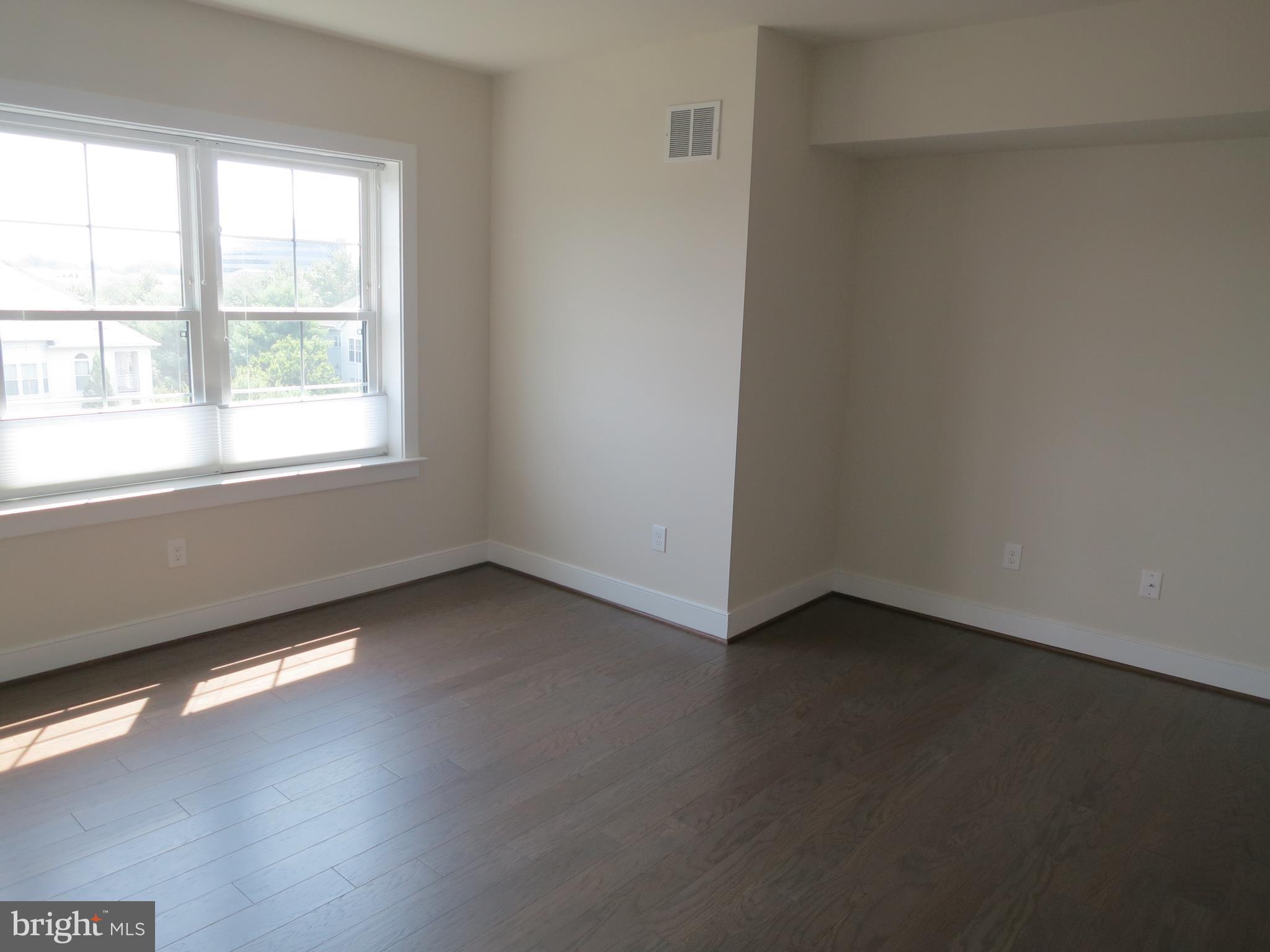 2907 BLEEKER ST #405