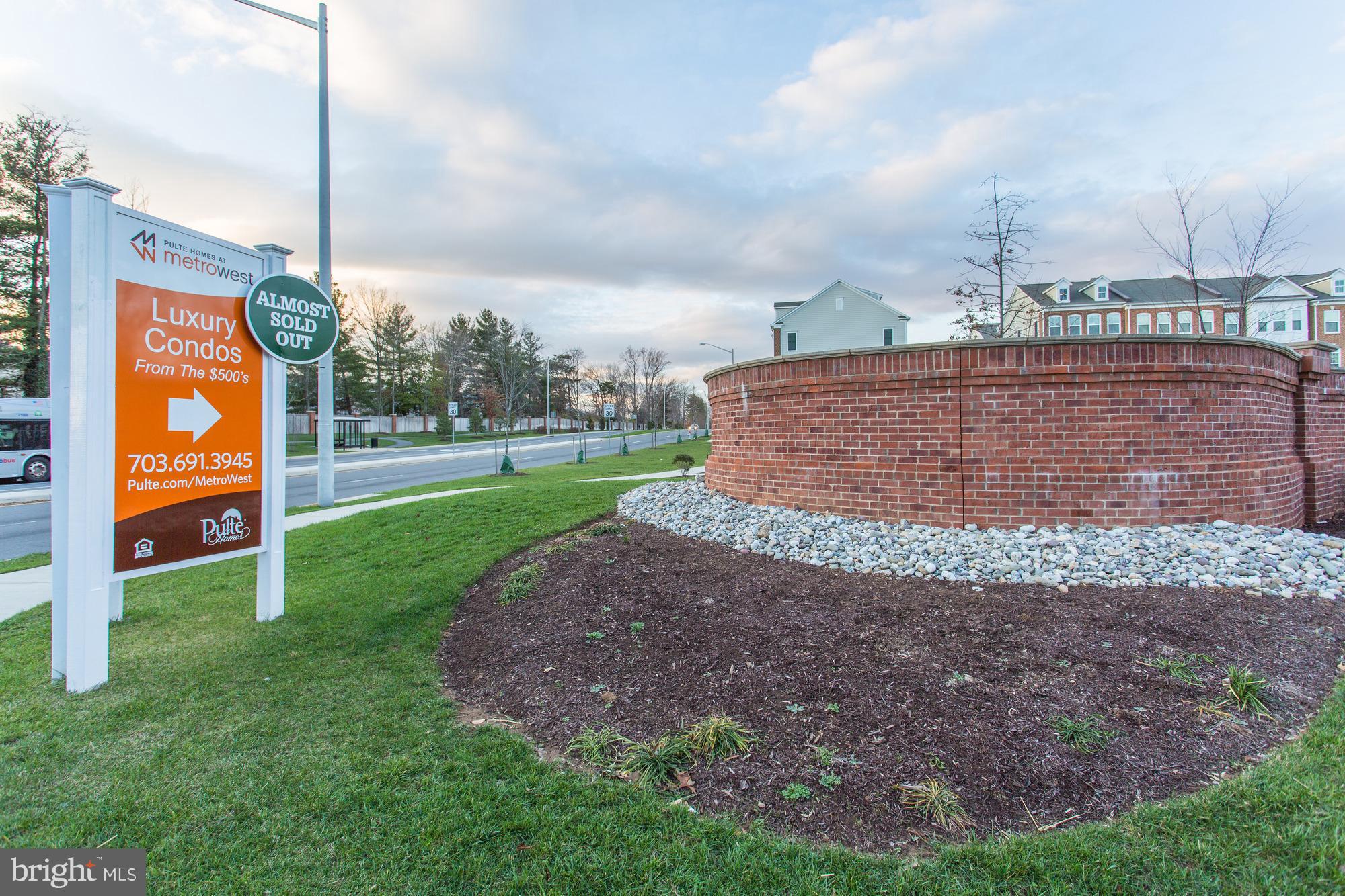 2907 BLEEKER ST #405