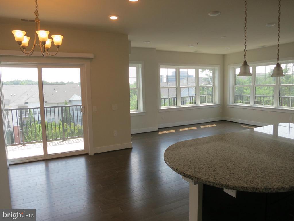 2907 BLEEKER ST #405