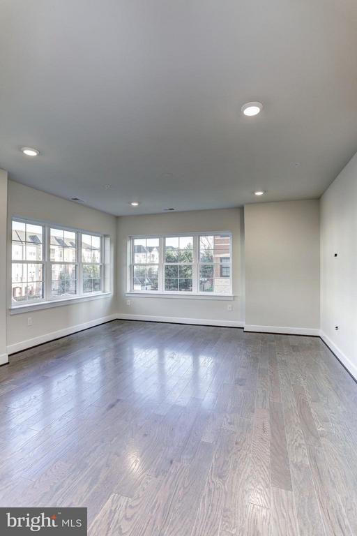 2907 BLEEKER ST #405