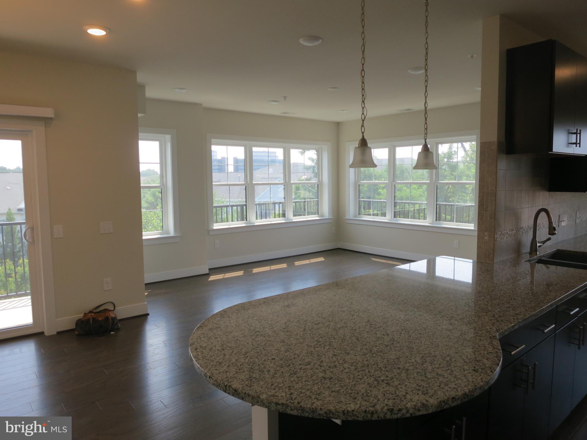 2907 BLEEKER ST #405