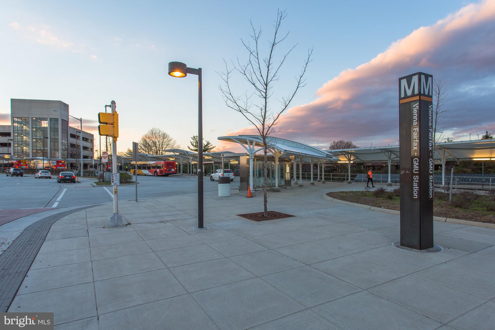 2907 BLEEKER ST #405