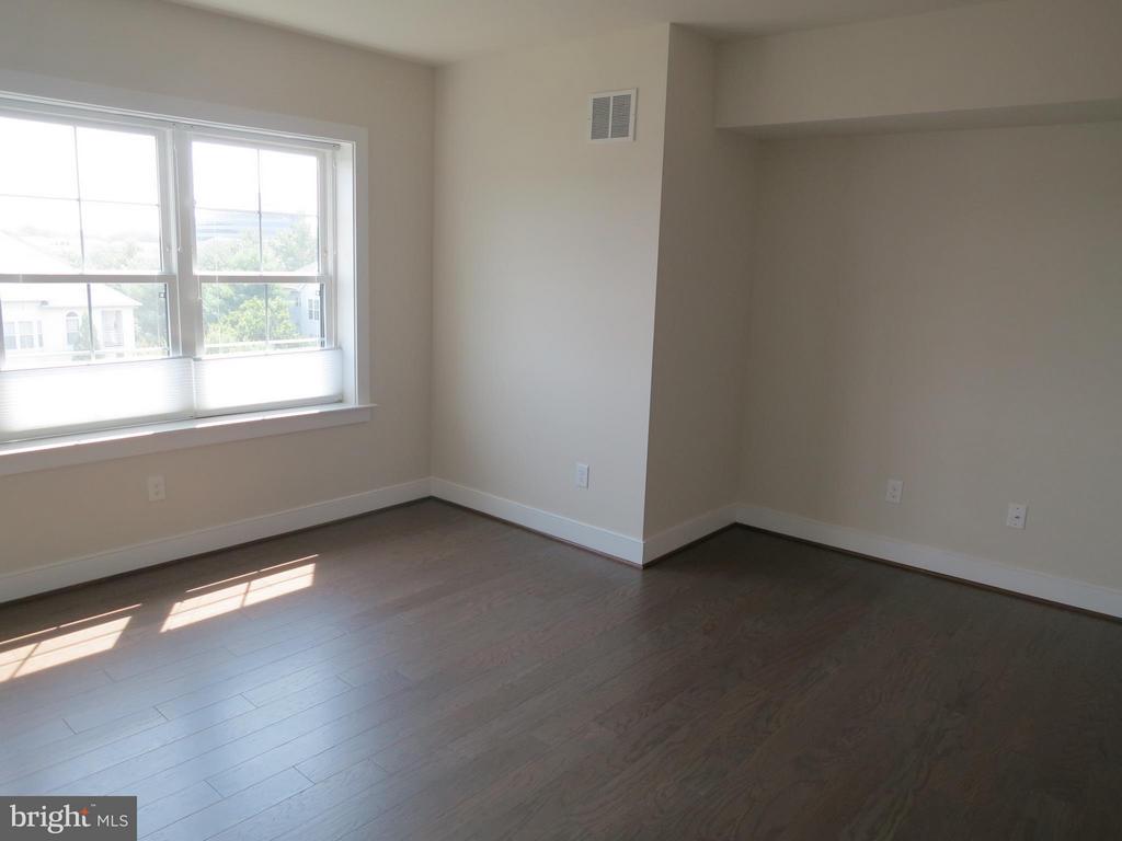 2907 BLEEKER ST #405