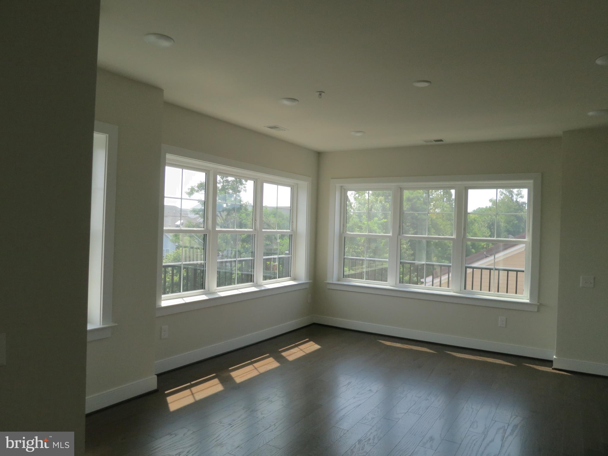 2907 BLEEKER ST #405