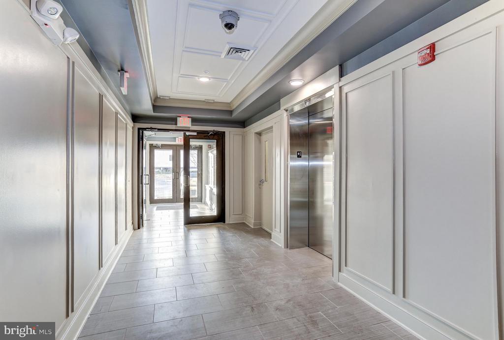 2907 BLEEKER ST #405