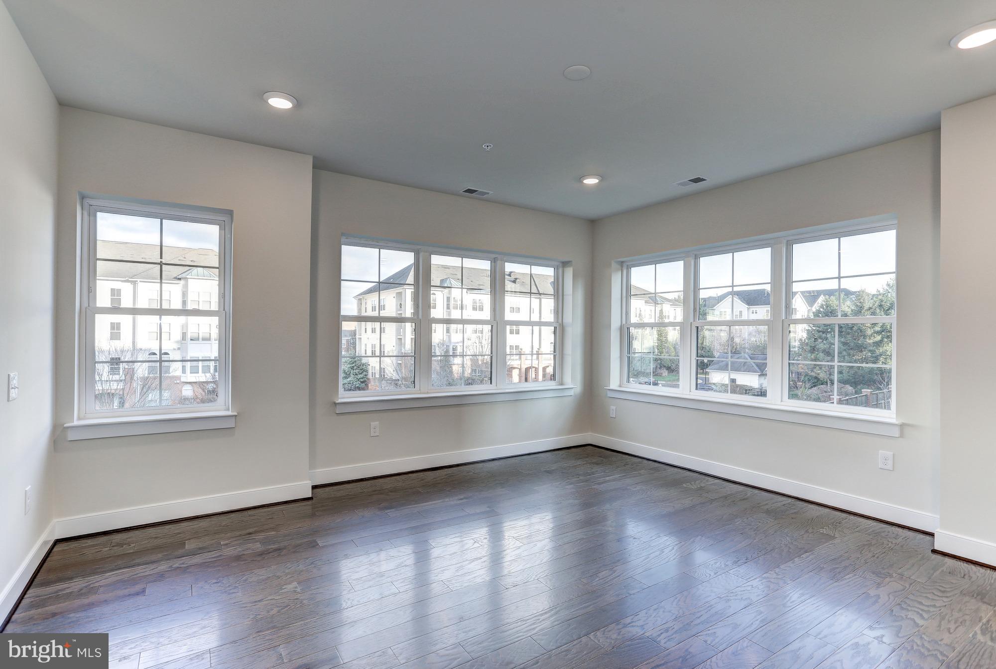 2907 BLEEKER ST #405