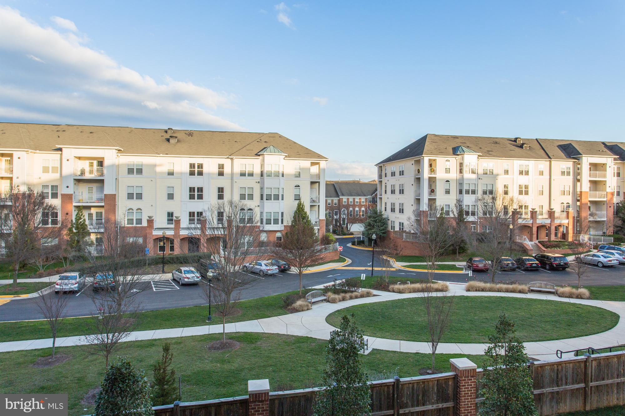 2907 BLEEKER ST #405