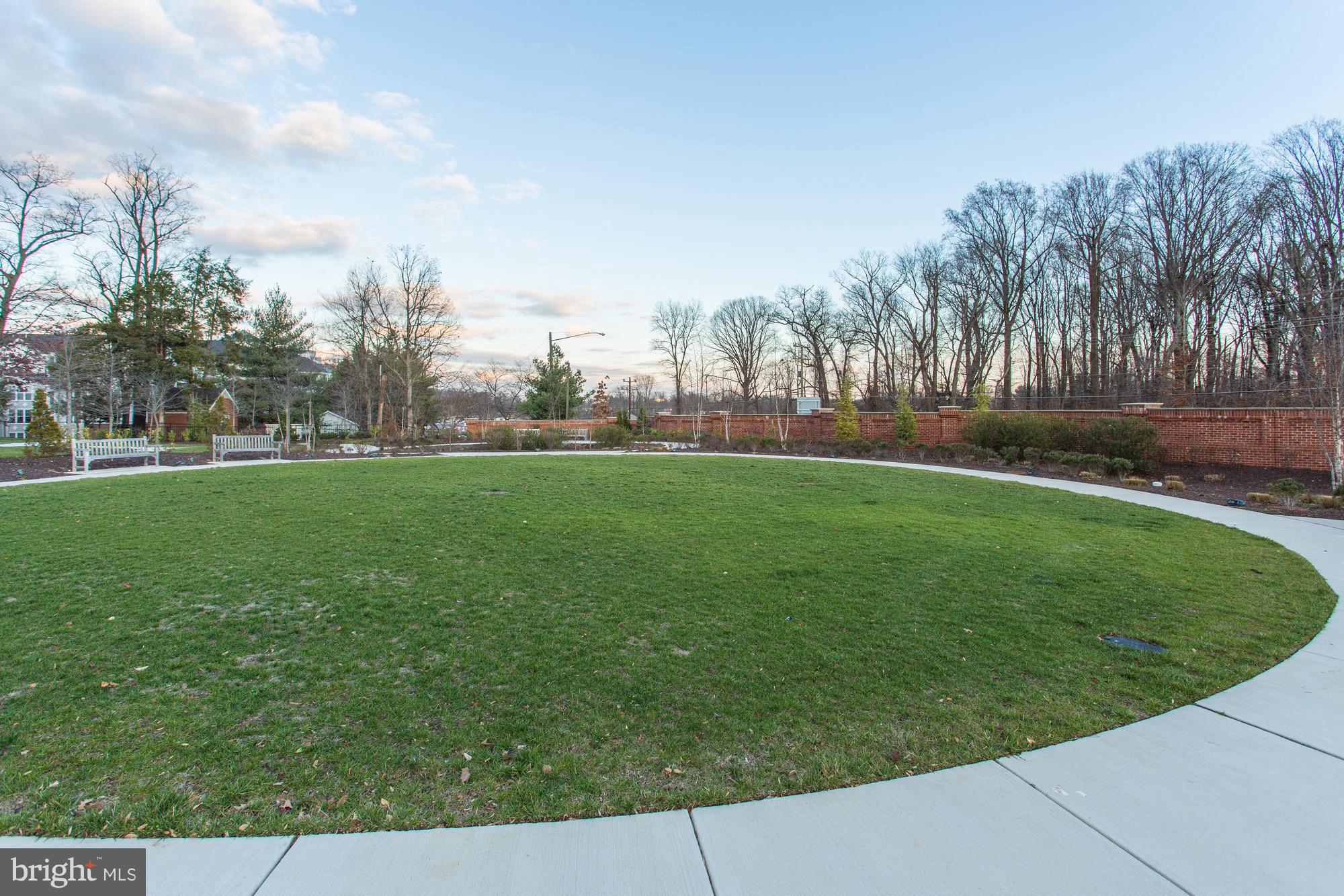 2907 BLEEKER ST #405