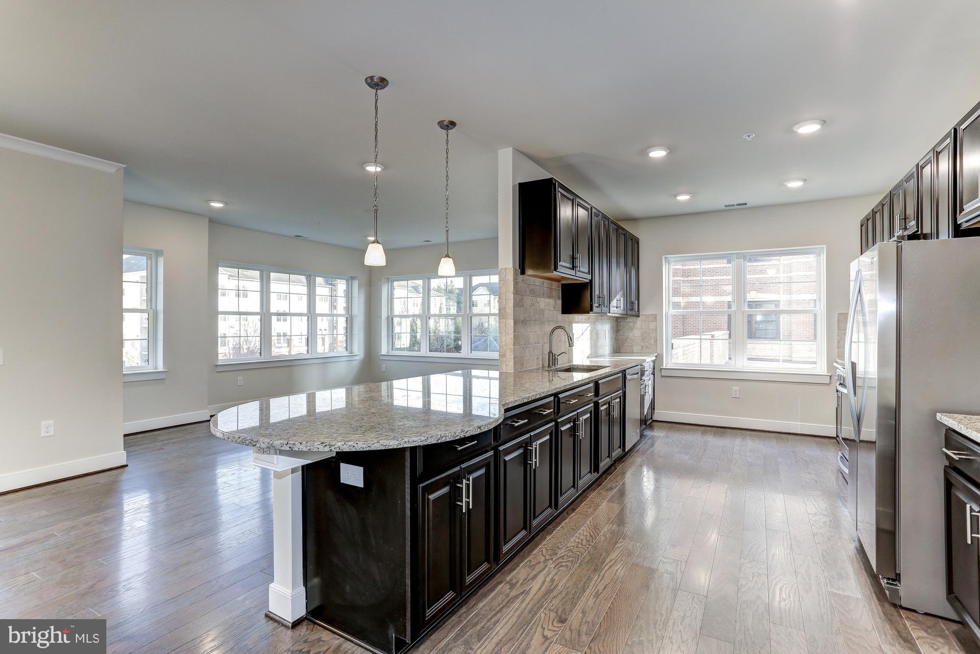 2907 BLEEKER ST #405