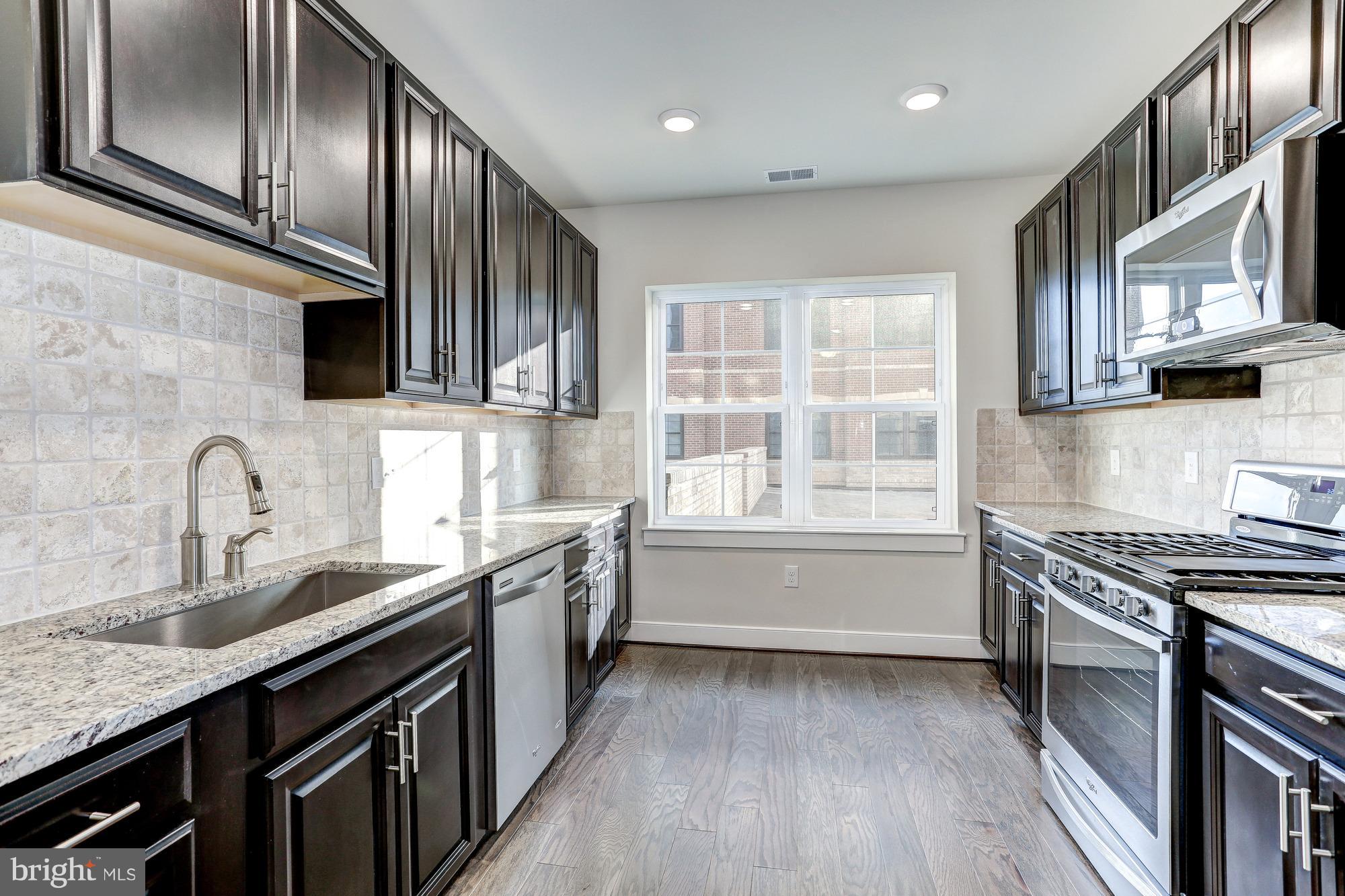 2907 BLEEKER ST #405