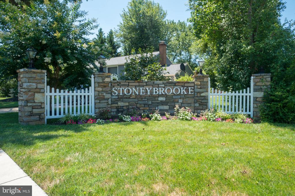 6934 Stoneybrooke Ln