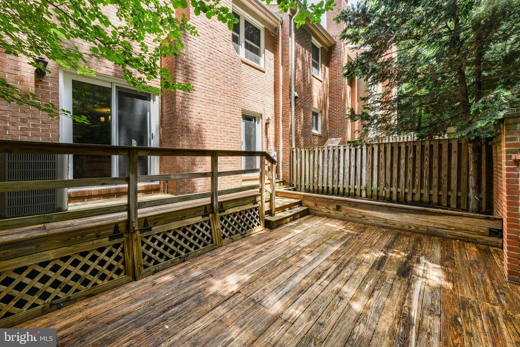 6862 WILLIAMSBURG POND CT