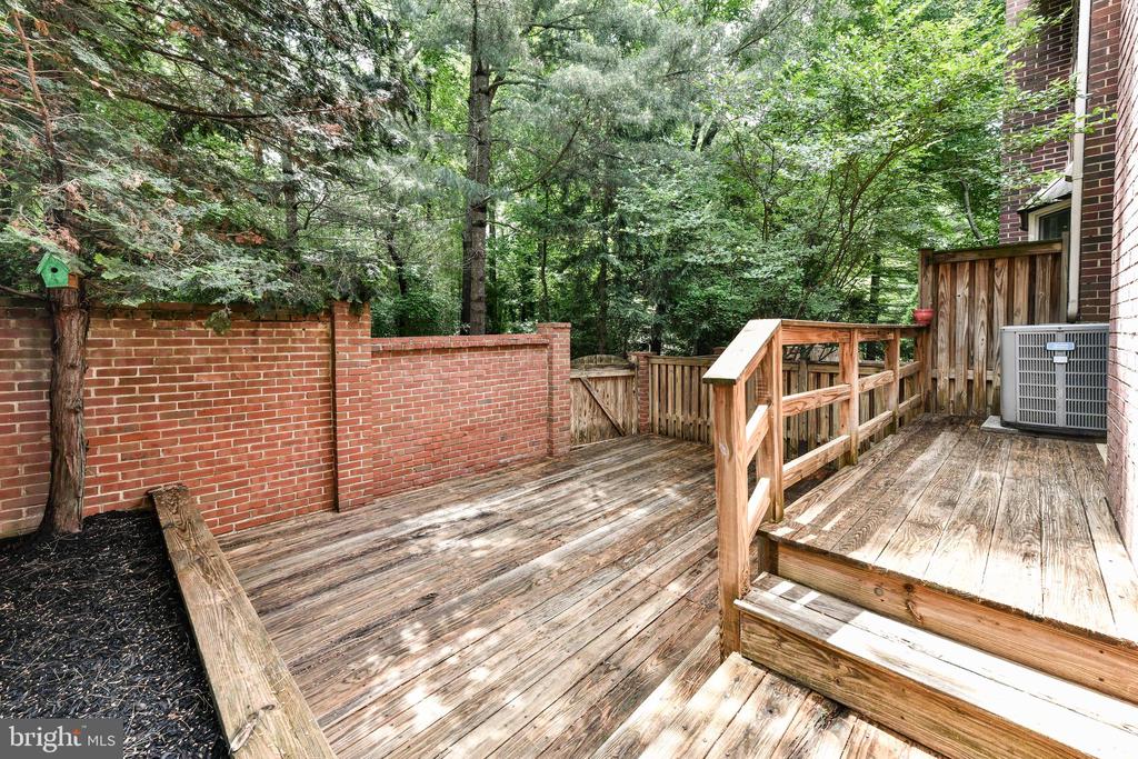 6862 WILLIAMSBURG POND CT