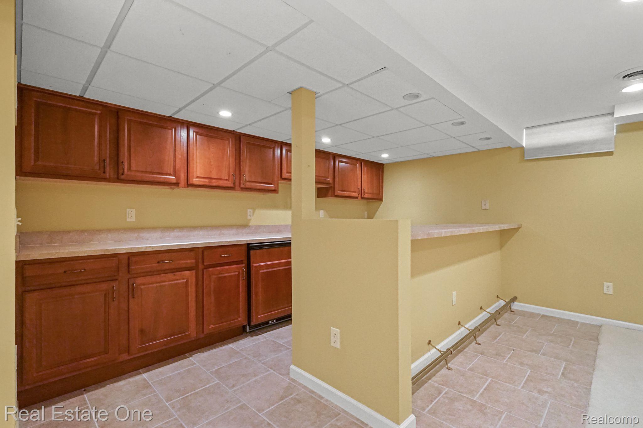 6021 BEACHWOOD Drive